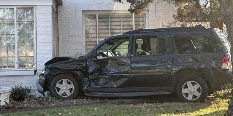 SUV Crashes into Home on Lincoln and Vann Avenue in Evansville