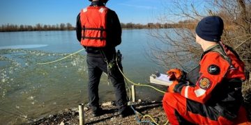 Evansville Fire Department conducts ice dive training with B-Shift Dive Team